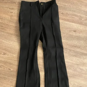 Kostymbyxor  - Hej! Säljer mina kostymbyxor som jag inte riktigt vet vart de är ifrån men de sitter jättefin!