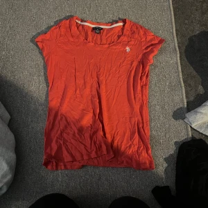 Polo t-shirt - Super snygg t-shirt från polo i st M, aldrig använd!!