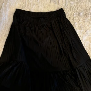 Zara kjol - En kort kjol med volang nertill och i ett silke material!🩷