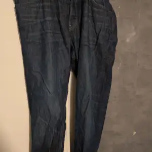 Säljer ett par jeans från märket g star raw ser smutsiga ut på bilden men är ej smutsiga. Pris kan diskuteras 