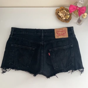 Jeansshorts  - Supersnygga jeansshorts från Levis, midjemått 40 cm platt💓