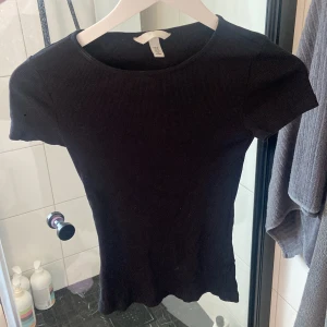 T shirt  - Säljer denna tröja från hm, storlek xs, jätte bra skick!