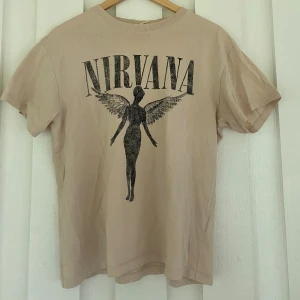 Nirvana tröja - T-shirt med nirvana-tryck köpt från h&m. gott skick :)
