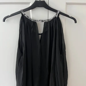 Blus  - Super snygg blus/linne med stora paljetter 🤪🌸