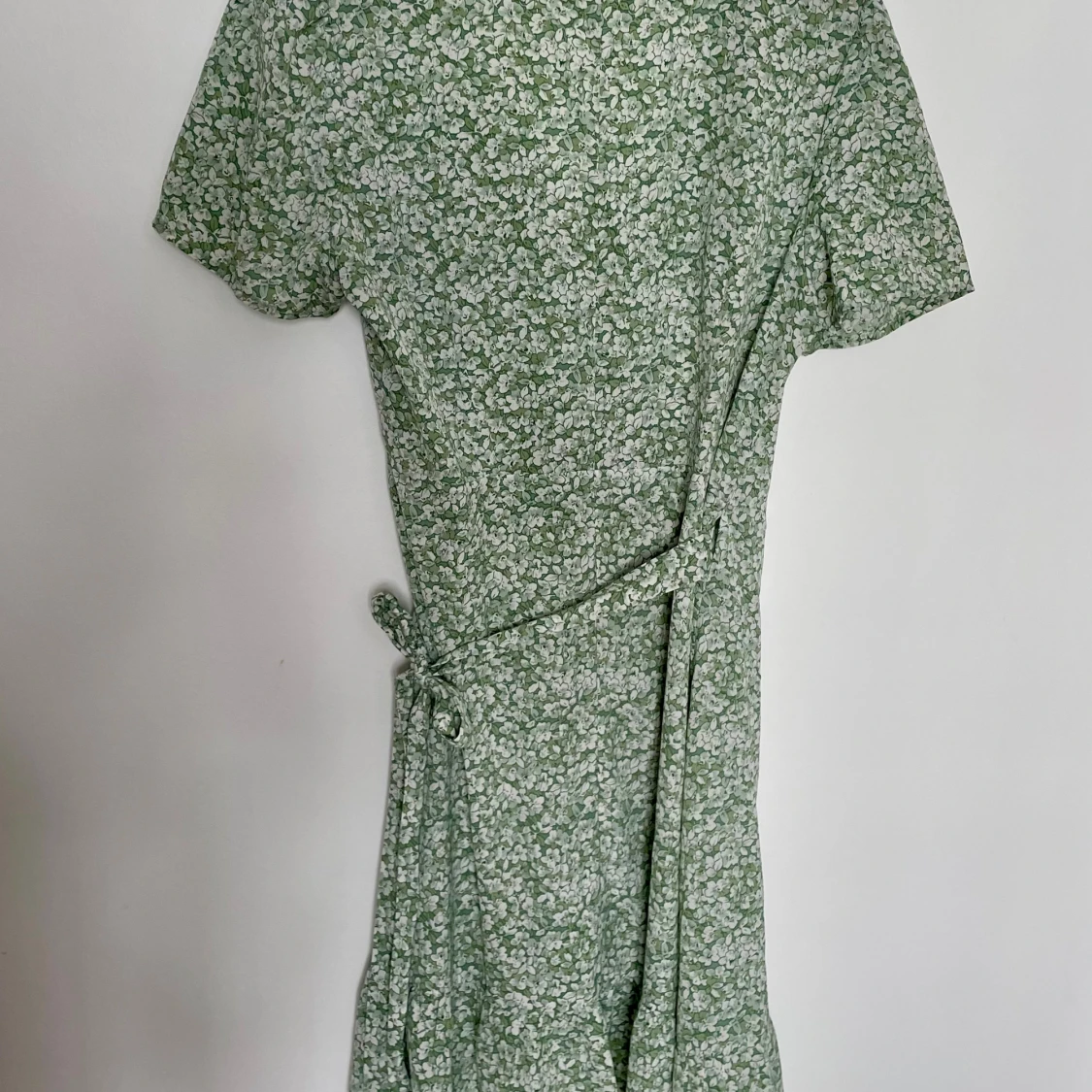 Fin blommig sommarklänning i grönt storlek S-M - 90