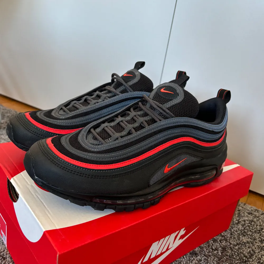 Säljer mina Air Max 97 då de varför stora för mig. Köptes för 2200kr. Endast använda en gång, så i absolut nyskick. Skickas i originalkartong. . Skor.