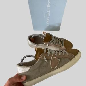 philippe model skor - Säljer dessa riktigt feta mocka philippe model skor perfekt för dig som söker ett par riktigt unika feta skor. Vid frågor och funderingar skriv gärna! 