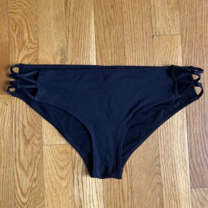 Bikinitrosor med snygg detalj - Använd ett fåtal ggr. Strl S  Fint skick Priset går att diskutera ❤️