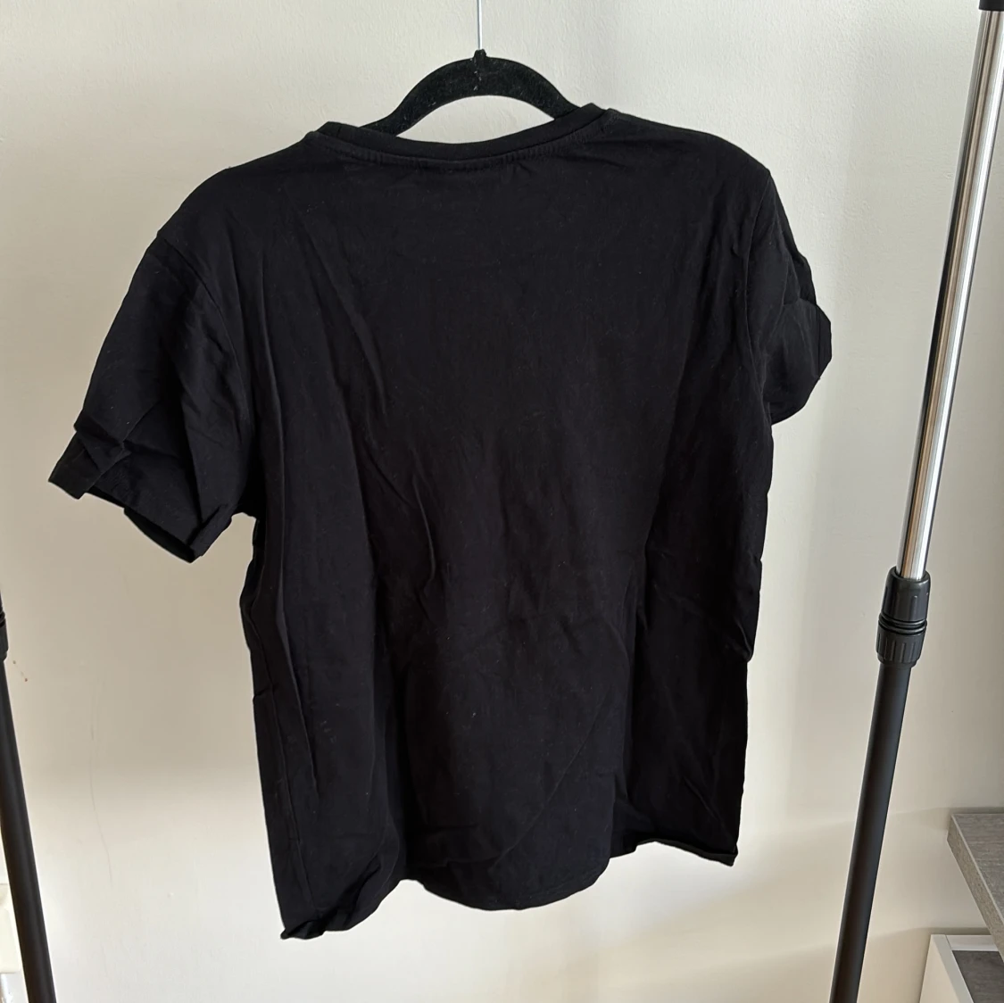 Svart T-shirt med fjärilsmotiv  - 90