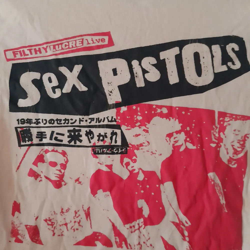 Sex pistols crop top från H&M/divided i storlek S, bomull. Använd men bra skick:). T-shirts.