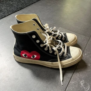 Converse x CDG skor - Väl använda Converse c CDG skor i storlek 42