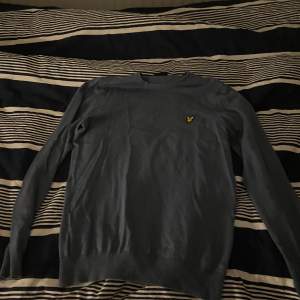 En snygg blå lyle & scott sweatshirt som passar perfekt över en skjorta eller bara en t-shirt. Snygg och lättanvänd.