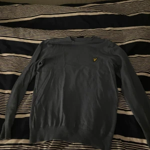 Lyle & Scott Sweatshirt  - En snygg blå lyle & scott sweatshirt som passar perfekt över en skjorta eller bara en t-shirt. Snygg och lättanvänd.