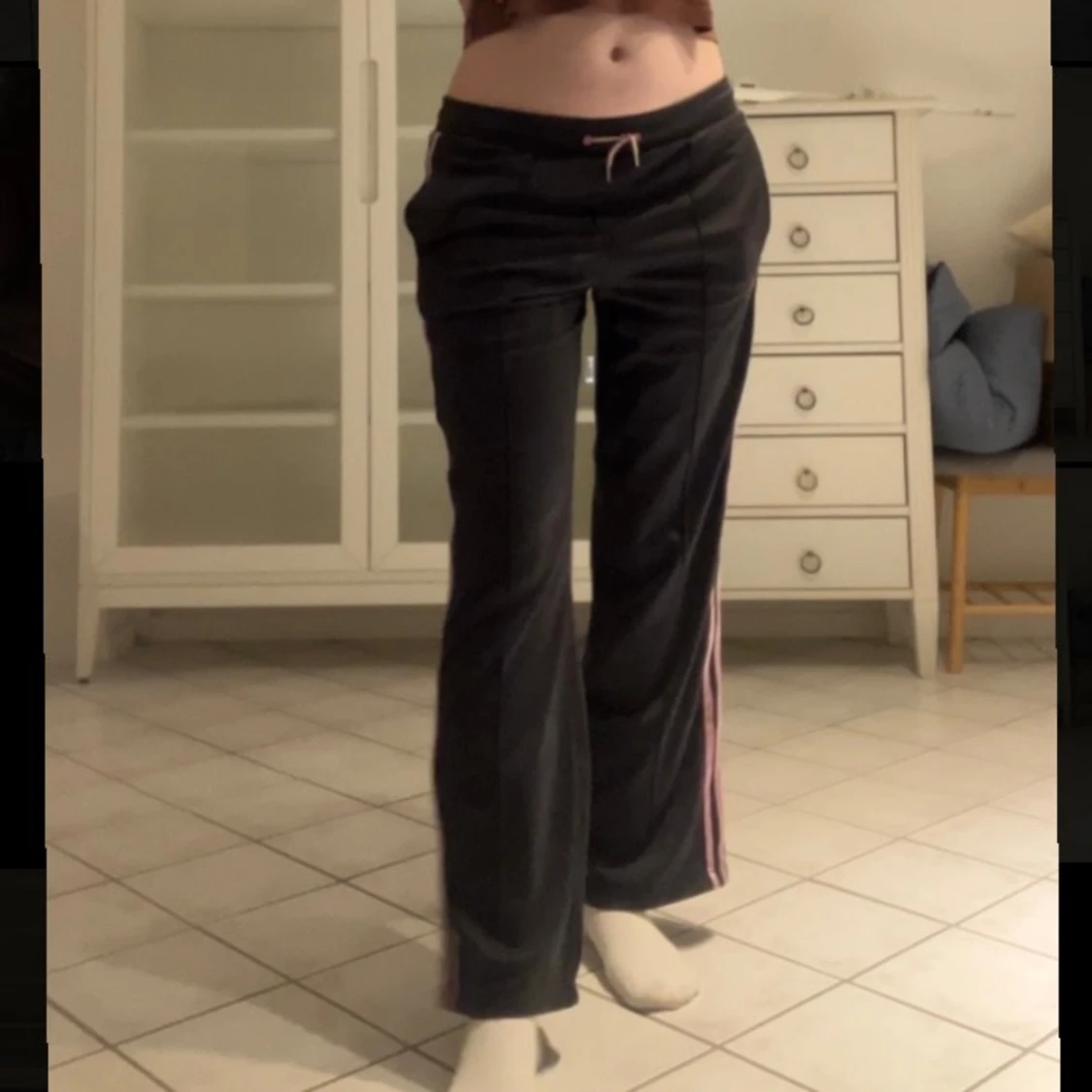 Adidasbyxor med rosa ränder 