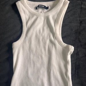 Topp - Toppar som jag säljer då jag bara inte använder dem🌸 den vita(XS)är aldrig använd, den mörk (S)och ljus rosa(XXS) är använda några gånger bara. En för 60 kr var men kan diskutera pris om du vill köpa alla 🌸🌸