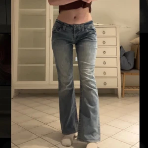 Ljusblåa vintage lågmidjade jeans  - Jättesnygga ljusa lågmidjade jeans jag köpte i Amsterdam <3 midjemått 76 cm och innerbenslängd 72 cm  Är i jättebra skick, men har slitage på framsidan som ser ut att vara del av designen (se exempel på bild) 