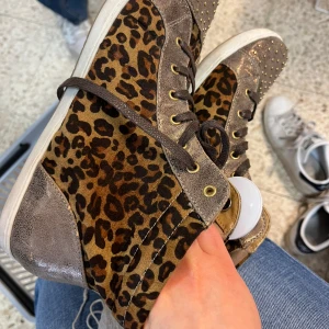 Skor leopard - Köpta utomlands på marknad för 40 euro, använda en del