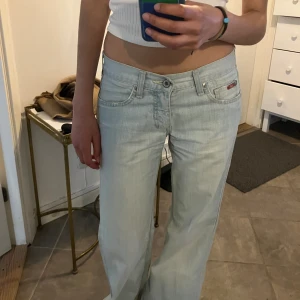 Lågmidjade jeans - Ljusblå, Lågmidjade jeans märket Lee cooper, 38 cm rakt över. Inga defekter!!! W27