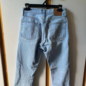 Levis jeans 501 - Säljer dessa ljusblå Levis jeans 501 i fint skick. Storlek W25 L26