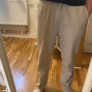 Linnebyxor (M) i toppskick! - Säljer min linnebyxor från Cubus i färgen beige då dem har blivit snäppet för små. Sköna och snygga linnebyxor utan skavanker för 79 spänn! Obs, lite små för att vara medium.