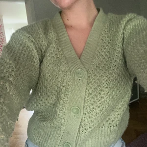 Kofta - Säljer denna kofta då jag har växt ur den. Den är jätte fin att ha bara för sig eller med ett linne eller en tröja under❤️❤️