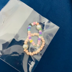 Pärl ringar  - 2 stycken ringar gjorda av pärlor 💍 helt nya har aldrig använt de och aldrig tagit ut de ur påsen som man fick när man köpte de❤️ 