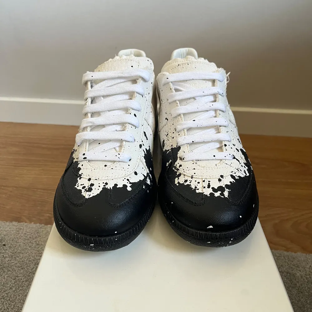 Säljer nu mina jätte snygga maison margiela sneakers i storlek 39 men som passar 40. Dom är helt nya och aldrig använda. Nypris 6600. Kvitto finns och allt og följs med.. Skor.