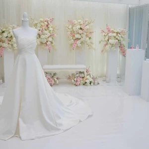 Brudklänning  - Jätte fin och elegant brudklänning gräddvit 