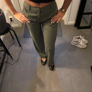 Gröna kostymbyxor  - Säljer mina super fina gröna kostymbyxor från Ida Carlssons kollektion med Nakd. Säljer pga att de blivit för små! 