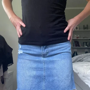 Jeanskjol - Storlek 170, aldrig använd. Highwaist om man inte vill vika ner kanten (se bild 4)💞Hör av er om eventuella frågor!