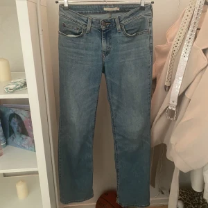 Levi’s Jeans Superlow Bootcut - Autentiska lågmidjade levis jeans köpta i USA förra året, använt ett par gånger men ändå i bra skick! Originalpris $99 (~1040kr). Stl. 27, skulle säga ungefär som S-M i svensk storlek
