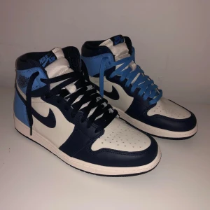 Jordan 1 Obsidian (Med kvitto) - Hej, min syster köpte dessa till mig i Usa men olyckligtvis var dom för stora för mig ✨ Dessa köptes för 1599 och säljs för 599 då jag tycker att det är ett rimligt pris 🙌 Hör av er vid intresse ❗️🫶🏽