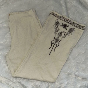 Linne byxor - Den har paljett detaljer längst ner. Köpt från Syrien så den är mer än 10 år gammal. Naturligtvis så har den små defekter. 