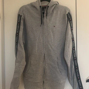 tommyhilfiger hoodie  - Nu säljer jag en Tommy hilfiger zip hoodie i strl M. Den är i mycket god skick då den bara använts den 2 gånger. Ny pris är runt 1000kr. Säljer pågrund av att den ej kommer till användning. Skriv till mig innan ni trycker på Köp💗