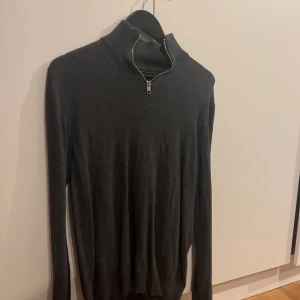 Grå half zip - I väldigt bra skick och perfekt till sommarkvällar, storlek M, skriv vid intresse