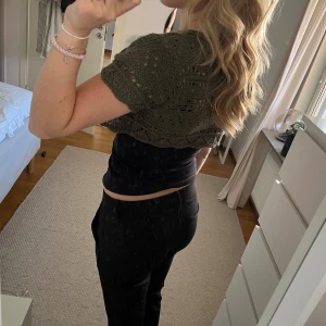 söt bolero - så söt bolero i fin grön färg. passar till det mesta. står ingen storlek men sitter som en xs/s. kom med prisförslag😊