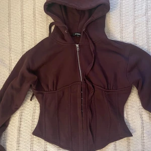 Korsett luvtröja - Brun korsett tröja med luva från missguided, inga fel