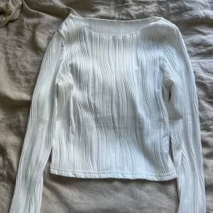 långärmad vit tröja - hejsan! säljer denna vita långärmade tröjan från shein i storlek xs. Den är ribbad med ett snyggt mönster på hela tröjan och en båturringning. Aldrig använd!