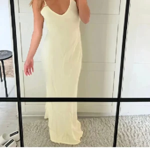 Zara klänning - Säljer denna nya klänning ifrån zara med prislapp kvar