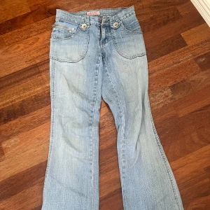 Lågmidjade bootcut jeans  - Säljer dessa jätte snygga lågmidjade jeans eftersom att dem är lite för små för mig💕 midjemåttet är 34 och längden 88cm! Jeansen är köpta från ett UF företag på insta, hör av er vid fler frågor❤️