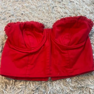 Röd topp utan axelband🫶🏼 storlek: 34 - En röd topp utan axelband i bra skick. Storlek 34