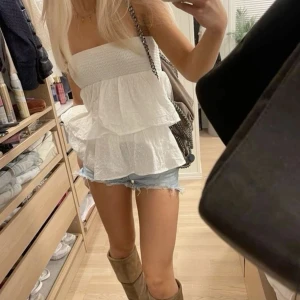Vit kjol - Vit kjol som går att använda som topp❤️ anvädn en gång men lånad bild❤️ skriv för egna bilder❤️
