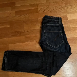 Dondup - Tja! säljer dessa snygga jeans eftersom den var för liten för mig De är 8/10 skick, den har en liten defekt på insidan. Jag kan inte hitta tvättlappen på de. Det är även små slitningar men det är design för det var så när jag köpt Mörkblå  Slim fit  