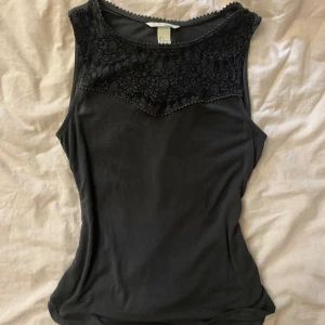 Grå topp med coolt mönster  - En grå topp med ett coolt mönster längst upp, har använt ett fåtalgånger men gillar inte hur den sitter på mig, vet om ursäkt för de suddiga bilderna, skriv till mig om ni undrar något mer 💕🙏