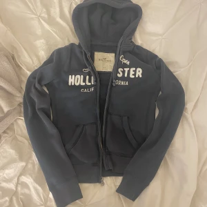 Hollister zipup - Jättefin Hollister zipup i storlek Xs men passar folk som använder S kom privat för fler bilder eller för att diskutera pris 