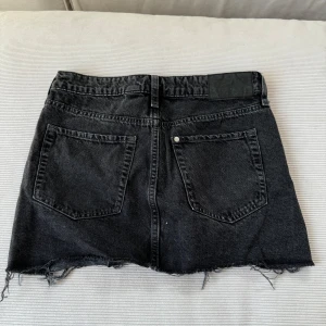 Jeanskjol - Fin jeanskjol från hm❤️ använd 2-3 gånger och säljer pågrund av fel storlek, hör av dig om du undrar något!