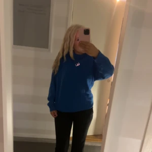 Blå sweatshirt - Vanlig blå sweatshirt i det skönaste materialet nånsin. Original priset var 300 kronor och tröjan har aldrig används.
