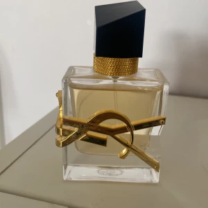 Ysl libre - Nästan halt ny ysl libre 30 ml. Har inte kvar original förpackningen tyvärr. Köpt för 695kr säljs för 400kr plus frakt. 