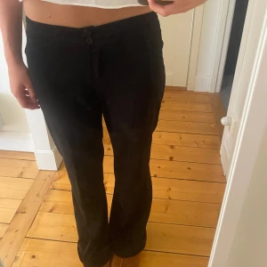 Kostymbyxor - Säljer de här mid/low rise kostymbyxorna💞 Jag på bilden är 170cm💞 Köpta second hand, står inget märke eller storlek i byxorna med skulle gissa på storlek xs/s💞