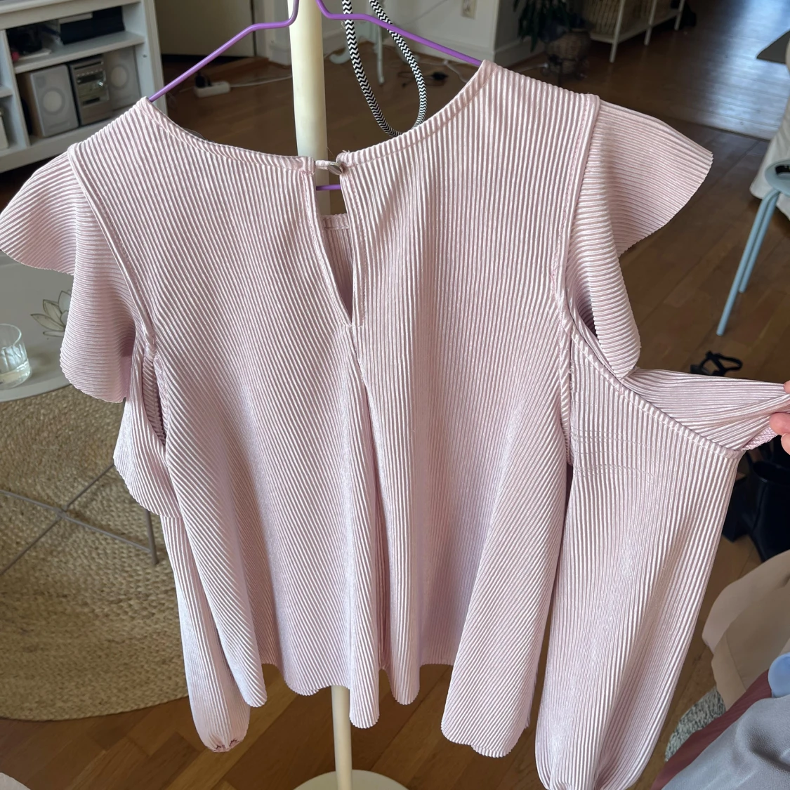 Rosa blir med öppna axlar  - 90